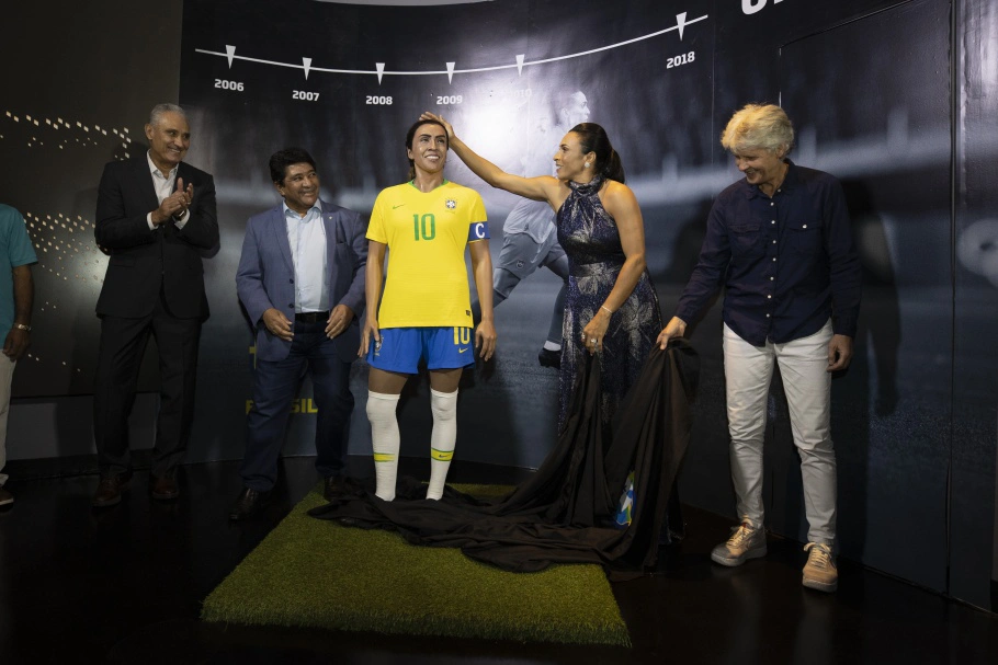 Estátua em homenagem a Marta no Museu do Futebol