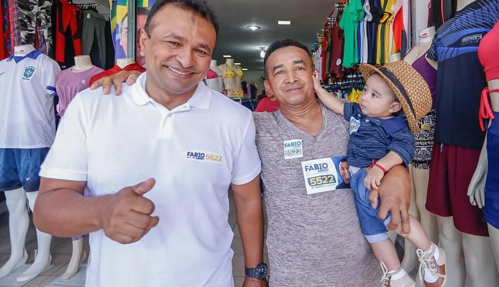 Fábio Abreu ao lado de comerciantes da zona sul