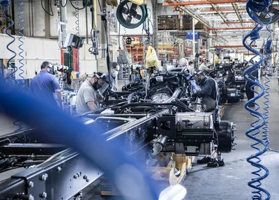 Fábrica empresa 10,4 mil trabalhadores e vai cortar 35% deles