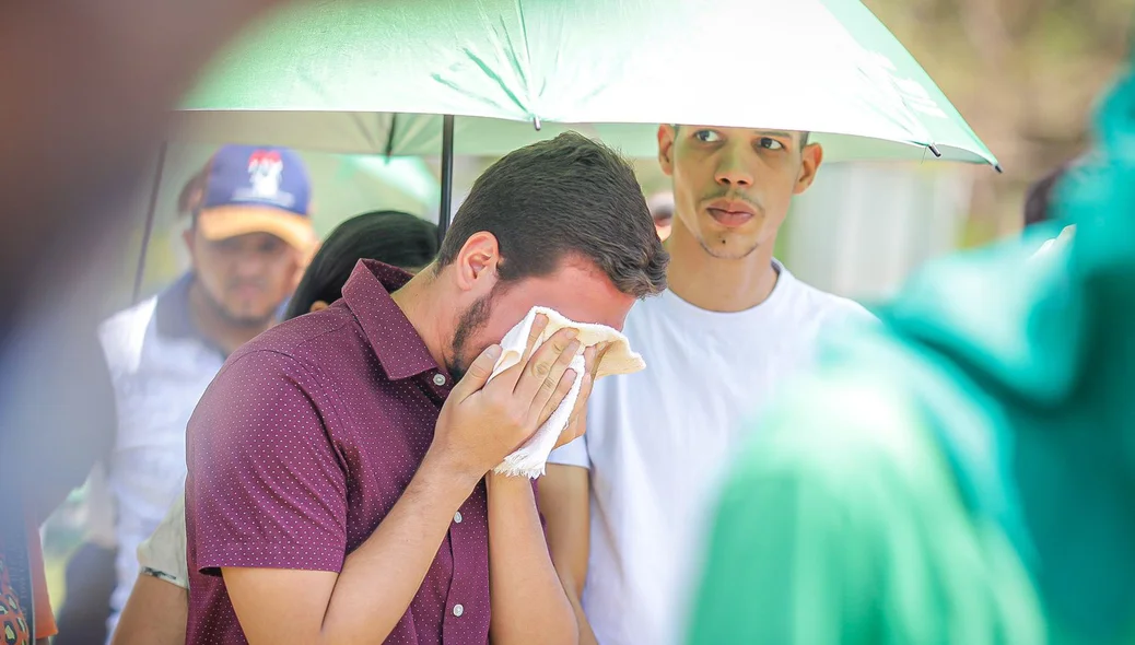 Familiares e amigos se despedem de Rafael Soares
