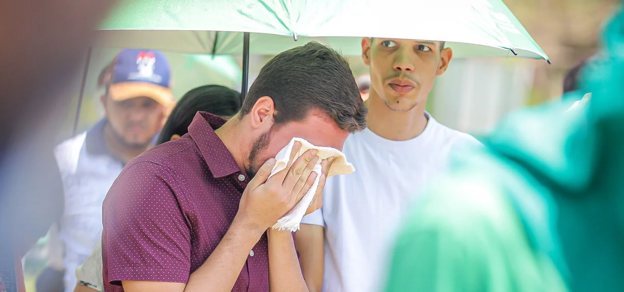 Familiares e amigos se despedem de Rafael Soares