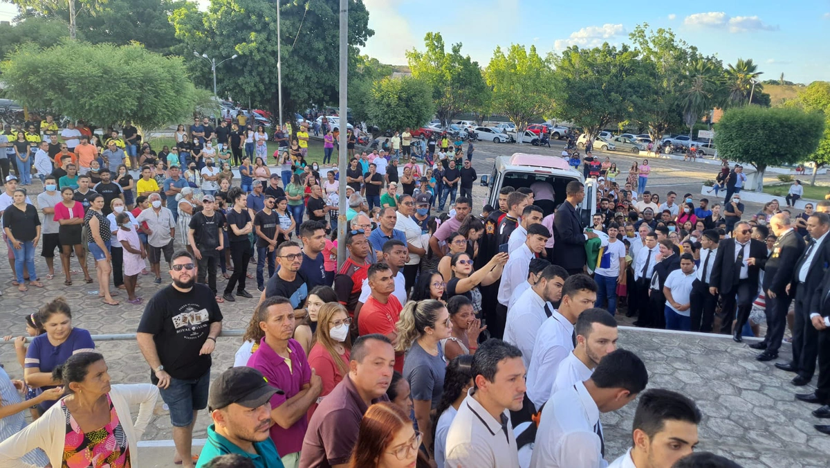 Familiares e amigos se despedem do vereador Valmir Sales