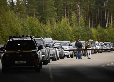 Fila de carros saindo da Rússia