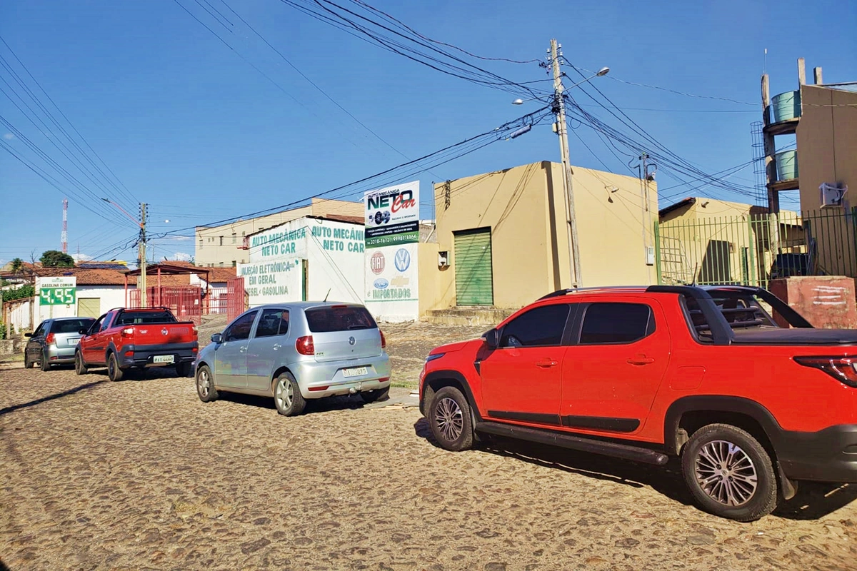Fila de veículos no Posto Magnata