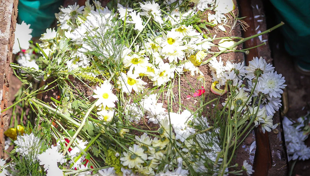Flores jogadas no túmulo de Rafael Soares