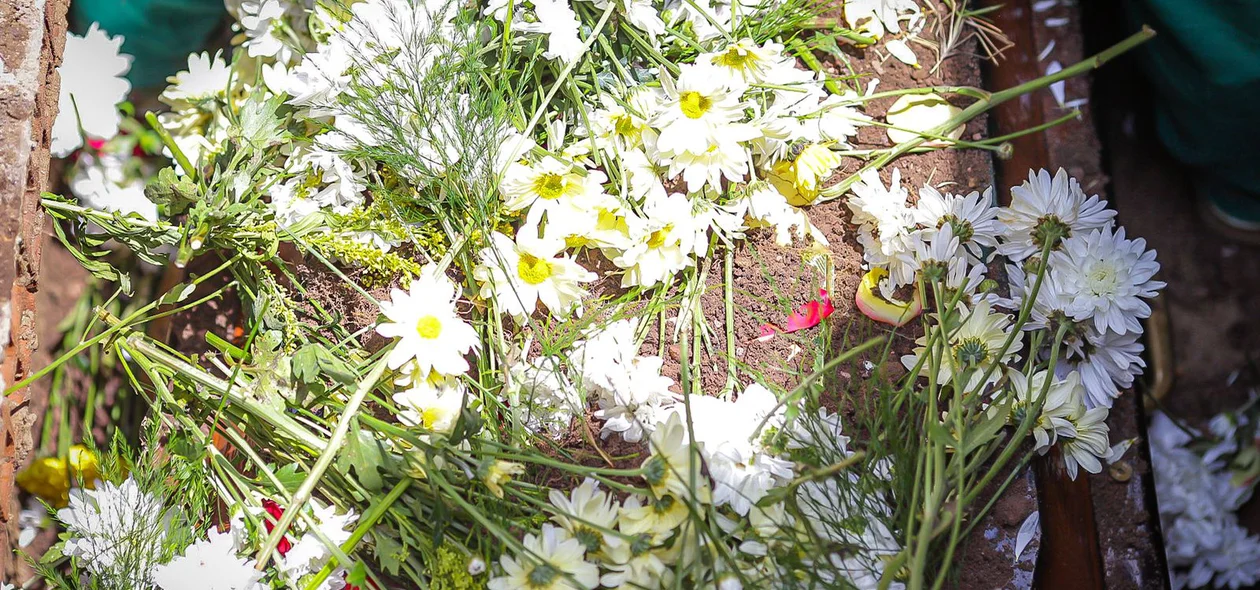 Flores jogadas no túmulo de Rafael Soares