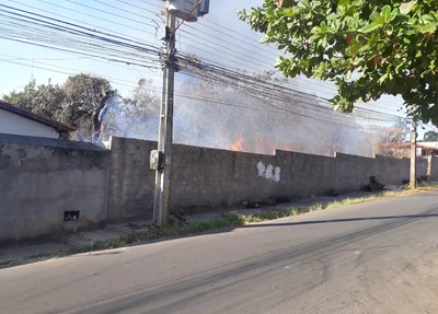 Fogo atinge terreno baldio em Teresina