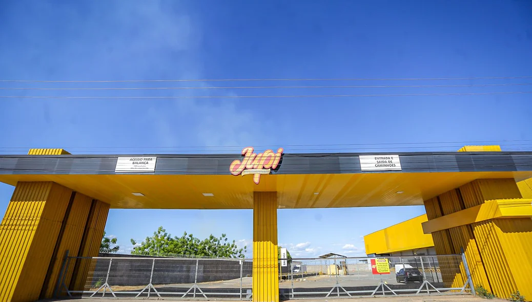 Fogo por pouco não atingiu a fábrica da Jupi Alimentos