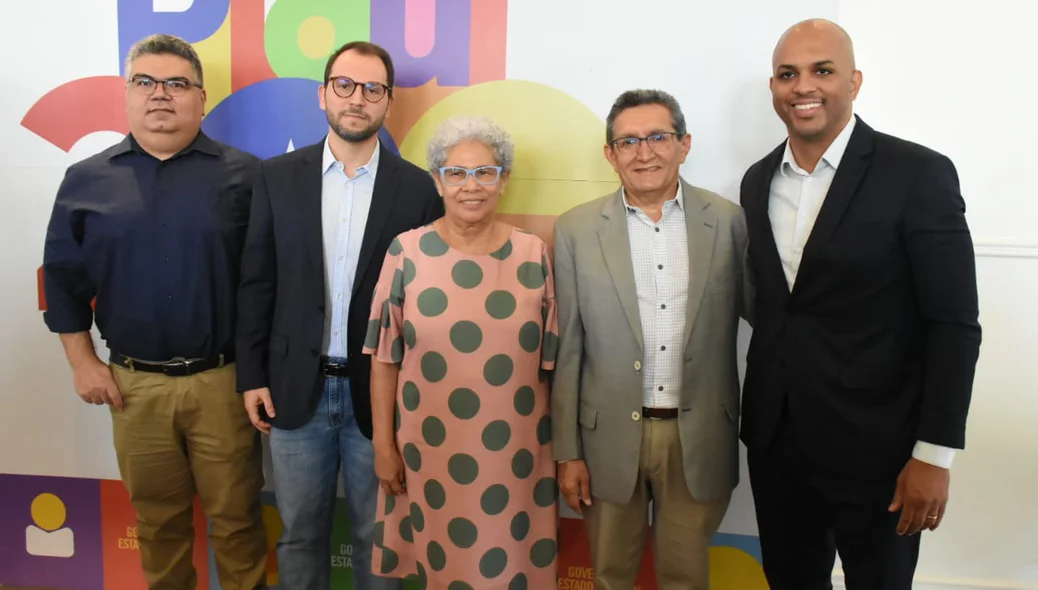 Governadora ao lado de autoridades na solenidade