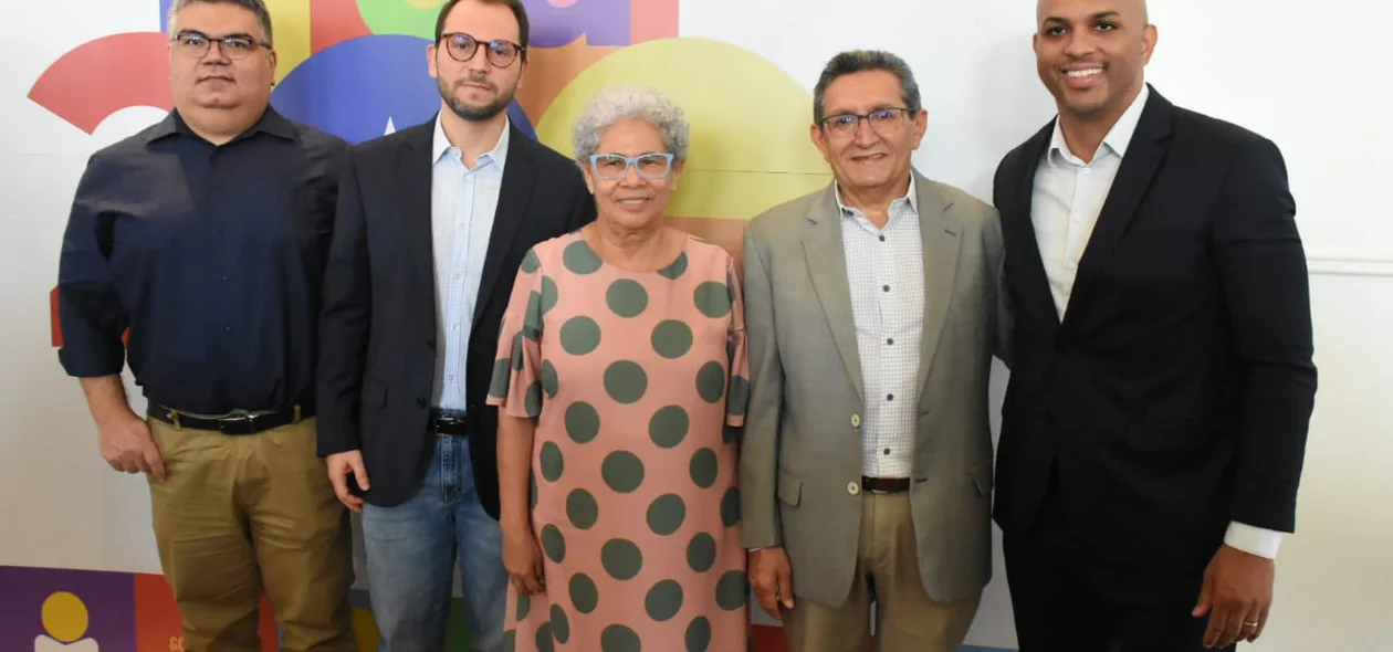 Governadora ao lado de autoridades na solenidade