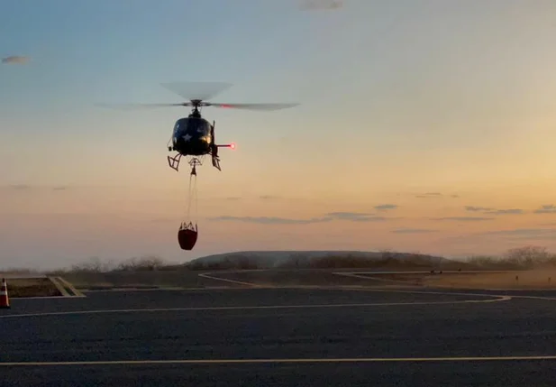 Helicóptero utilizado para combate a focos de incêndio