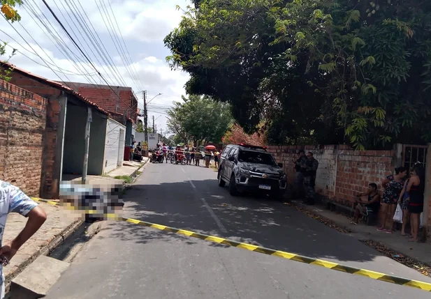 Homem é morto a tiros enquanto pilotava motocicleta no bairro Pedra Mole