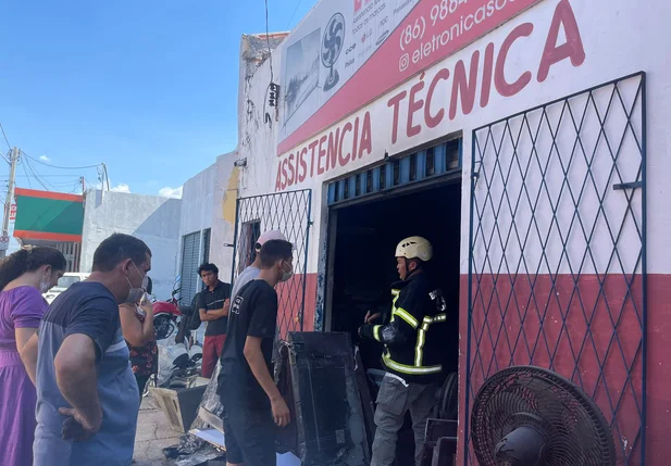 Incêndio atingiu loja de assistência técnica na zona norte de Teresina