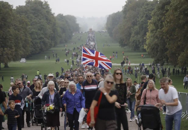 Ingleses prestam homenagem à rainha Elizabeth II em Windsor