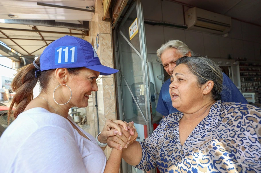 Iracema cumprimentando com comerciantes da região