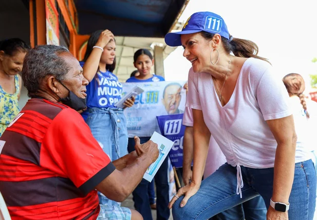 Iracema Portella interagindo com comerciantes