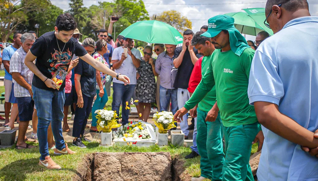 Irmãos e amigos jogaram pétalas de rosa no túmulo de Rafael Soares