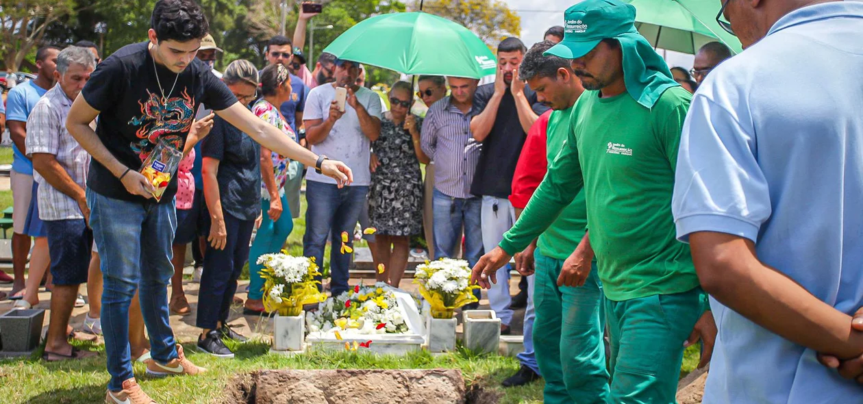 Irmãos e amigos jogaram pétalas de rosa no túmulo de Rafael Soares