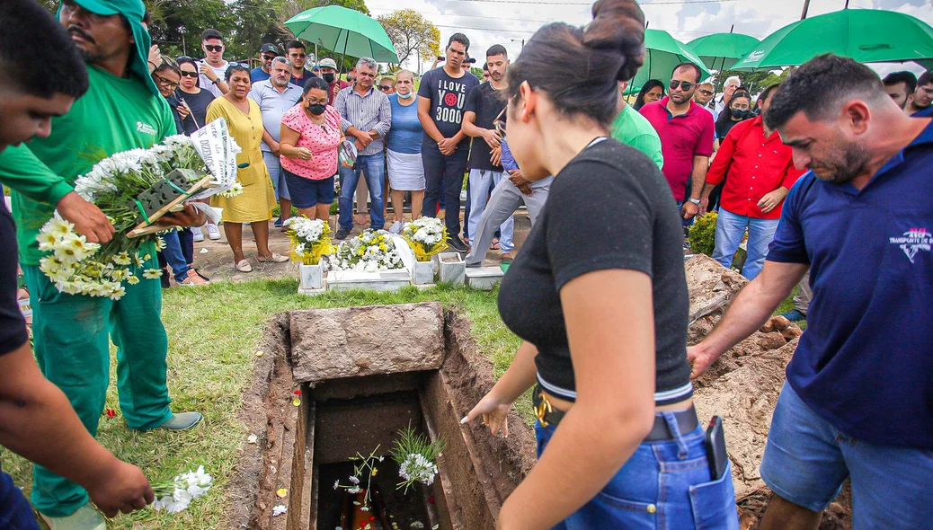 Irmãos jogaram flores no túmulo de Rafael Soares