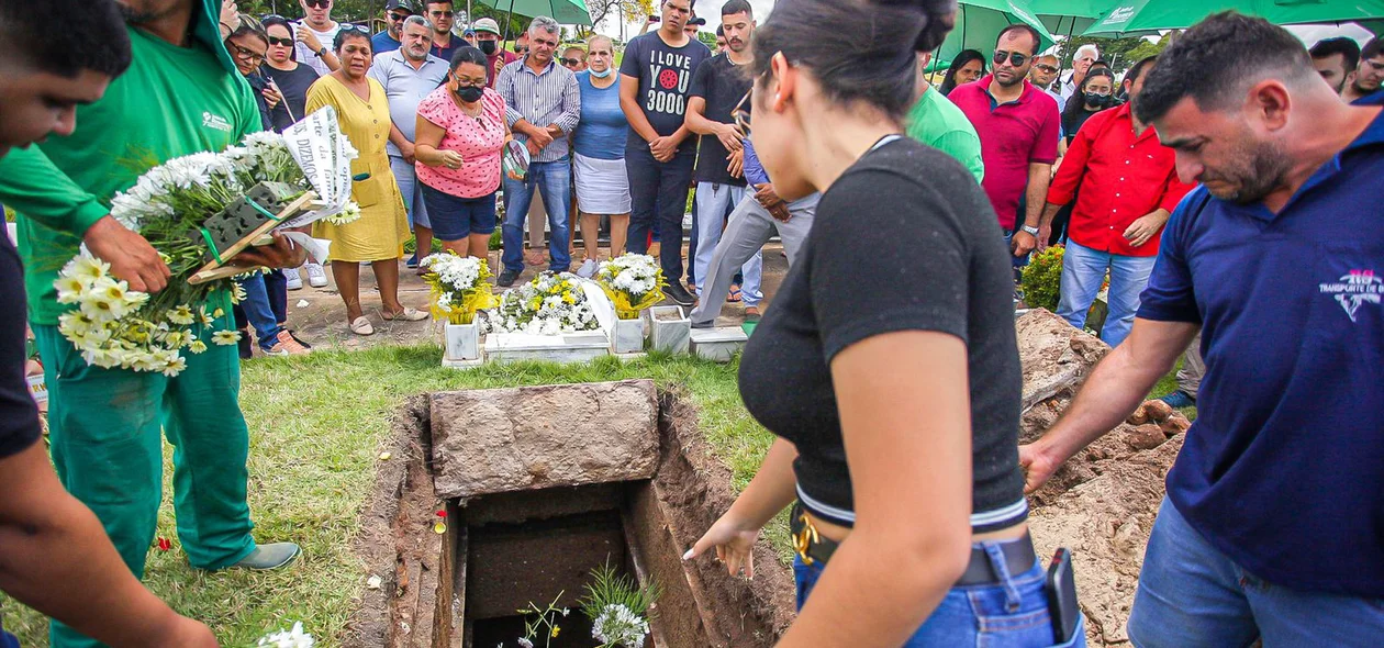 Irmãos jogaram flores no túmulo de Rafael Soares
