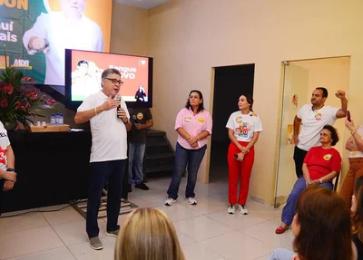 João Mádison em reunião com mulheres