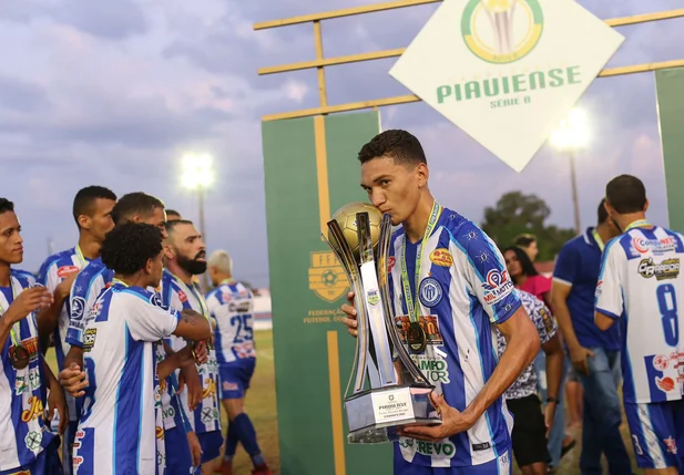 Jogador do Comercial beijando a taça do Piauiense Série B