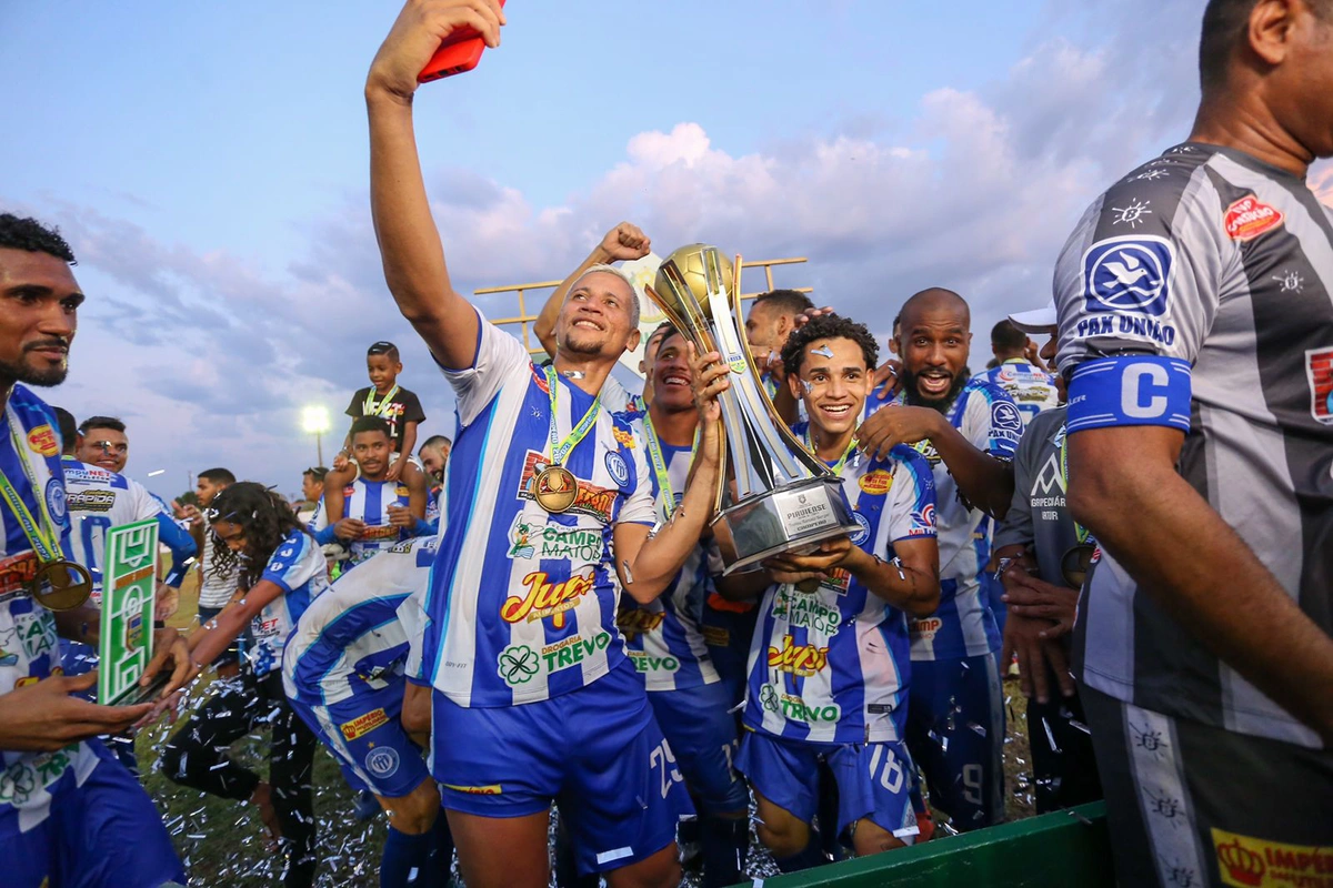 Jogadores do Comercial comemorando o título do Piauiense Série B