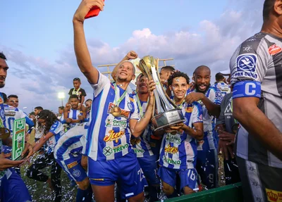 Jogadores do Comercial comemorando o título do Piauiense Série B