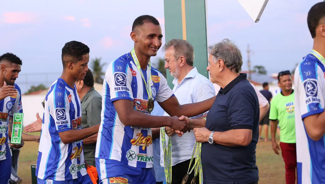 Jogadores do Comercial recebem a medalha de campeão