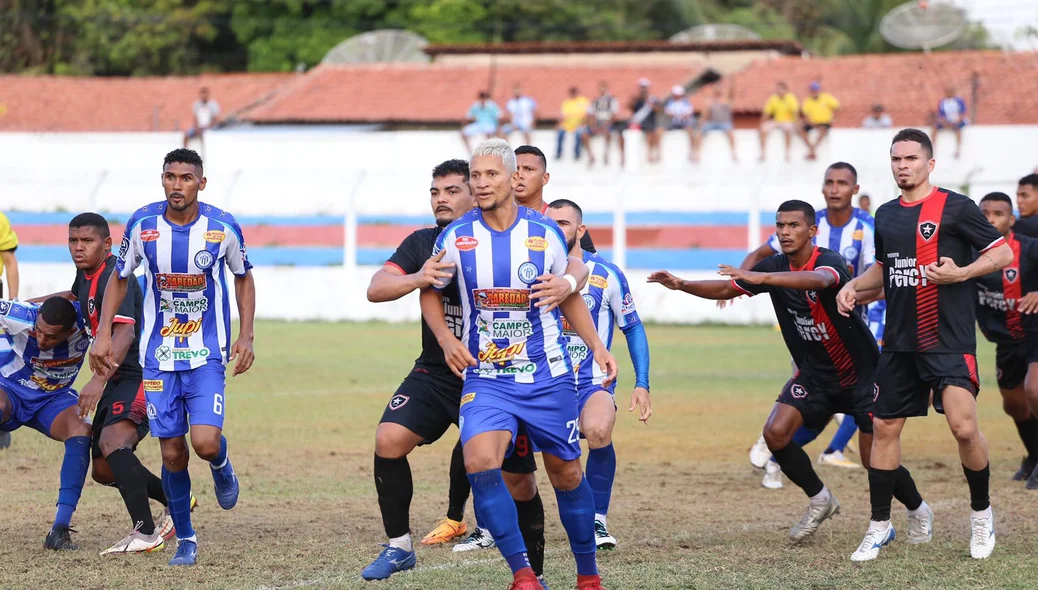 Jogadores se movimentam na grande área