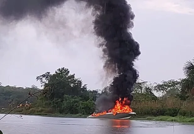 Lancha explodiu no Lago Romancini