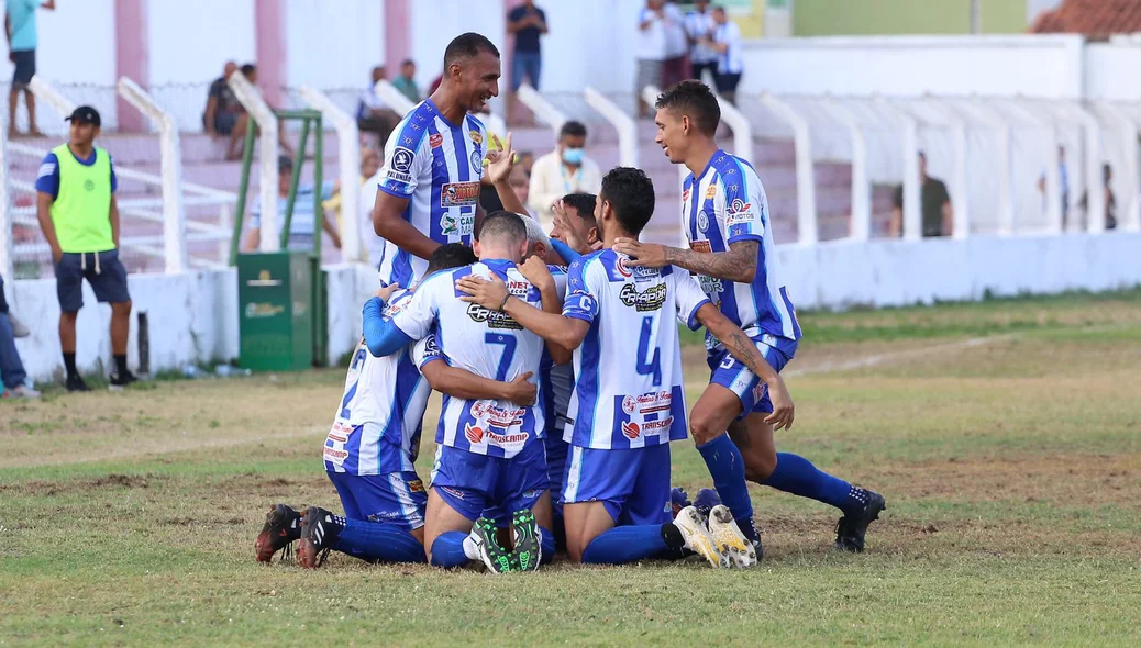 Lenilson marcou o segundo gol e jogadores se reuniram para comemorar