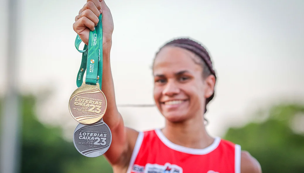 Letícia Lima mostrando suas medalhas