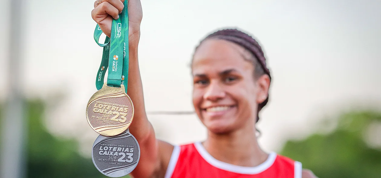 Letícia Lima mostrando suas medalhas