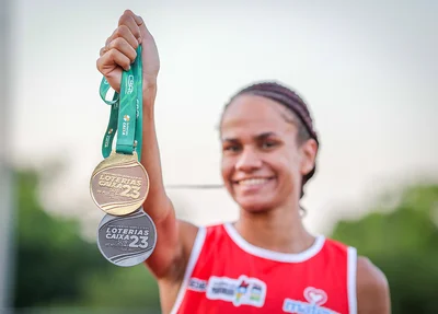 Letícia Lima mostrando suas medalhas