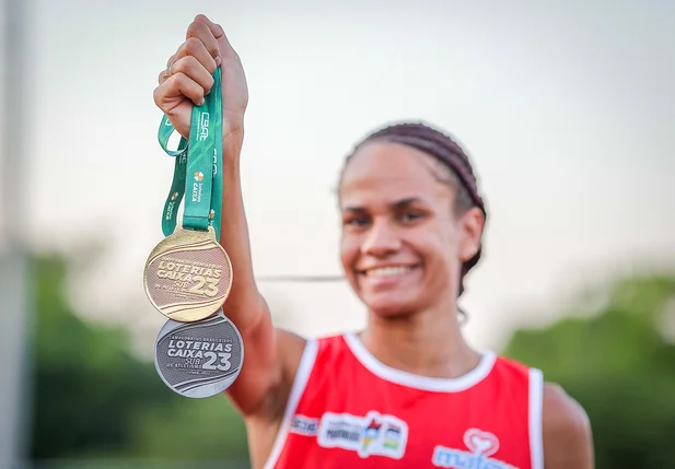Letícia Lima mostrando suas medalhas