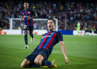 Lewandowski comemorando gol pelo Barcelona