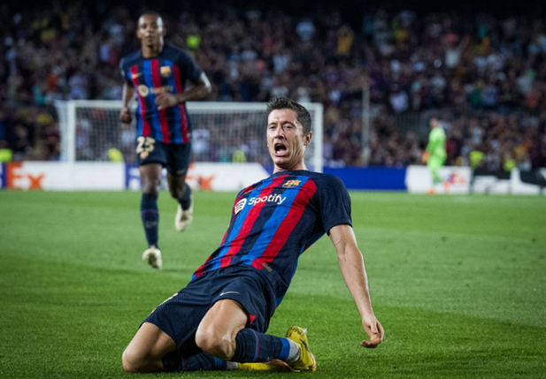Lewandowski comemorando gol pelo Barcelona