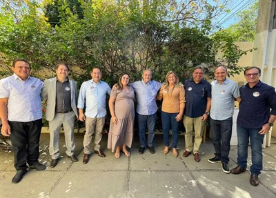 Lideranças manifestando apoio a Sílvio Mendes