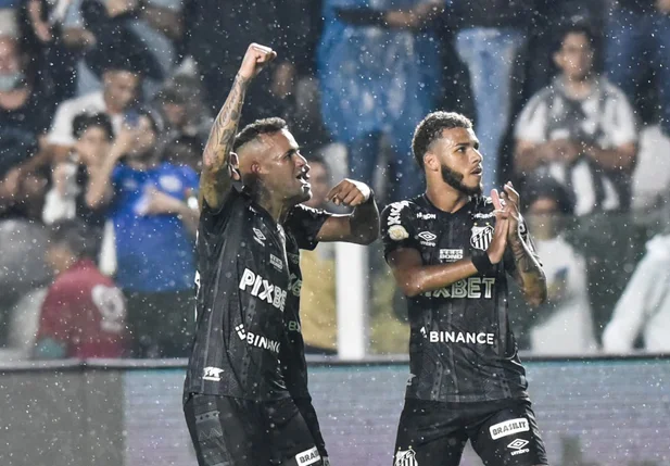 Luan e Nathan comemoram o gol santista