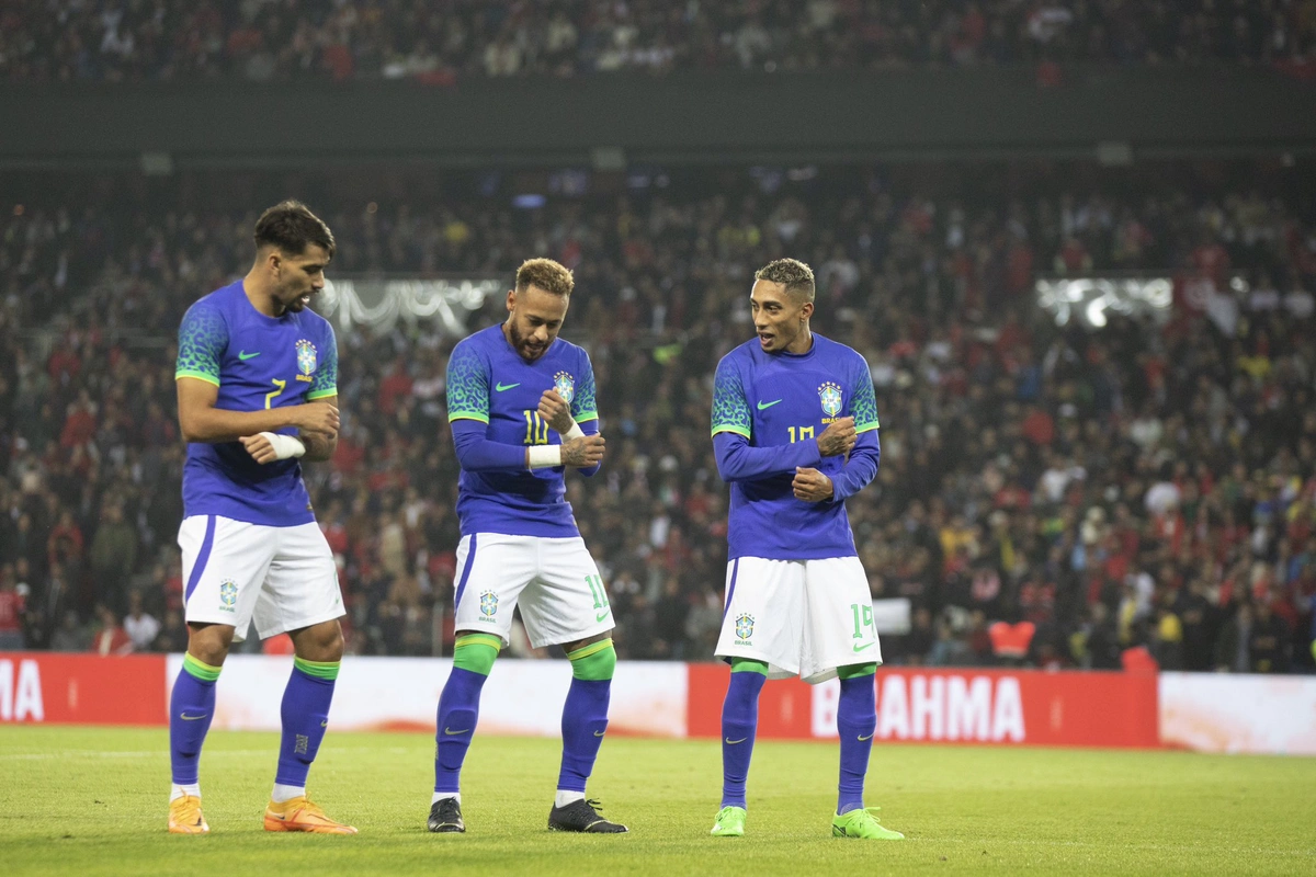 Lucas Paquetá, Raphinha e Neymar comemoram o gol