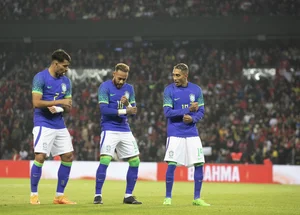 Lucas Paquetá, Raphinha e Neymar comemoram o gol