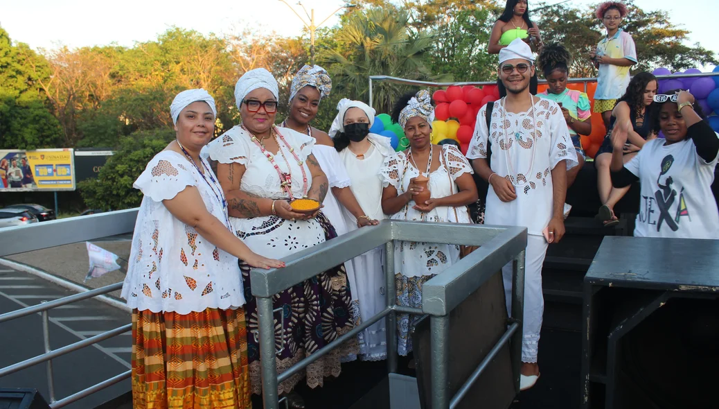 Mãe Joelfa de Xangô e demais adeptos da religião de matriz africana Umbanda