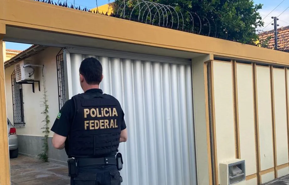 Mandado sendo cumprido em residência