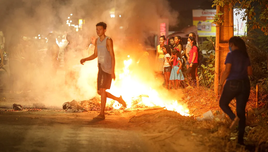 Manifestantes queimam pneus e bloqueiam a BR 343