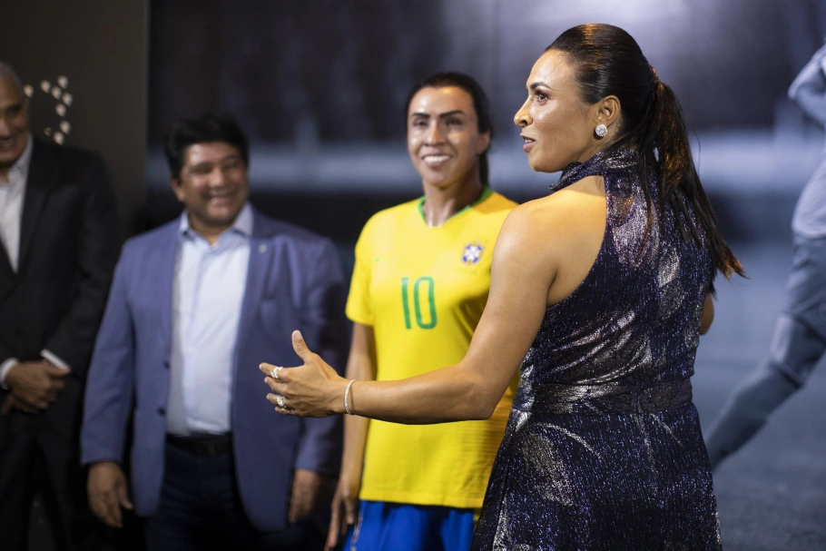 Marta, acompanhada do presidente da CBF, Ednaldo Rodrigues e a estátua em sua homenagem