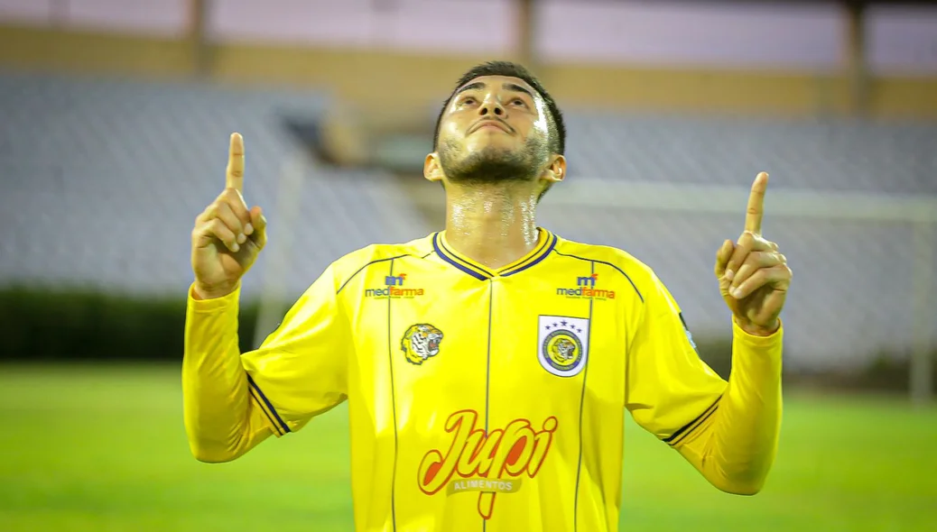 Matheus Lima comemorando gol