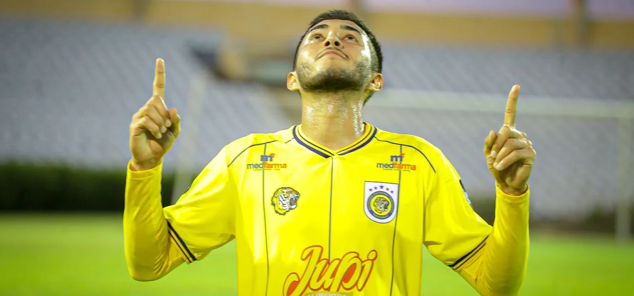 Matheus Lima comemorando gol