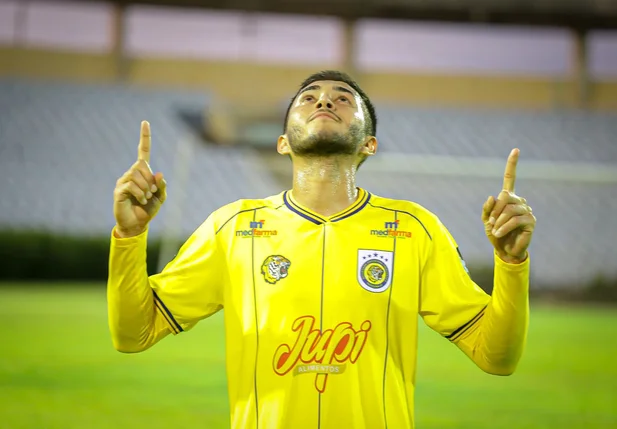 Matheus Lima comemorando gol