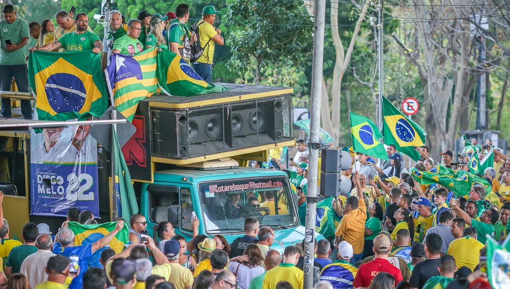 Milhares de pessoas se reuniram em apoio a Bolsonaro